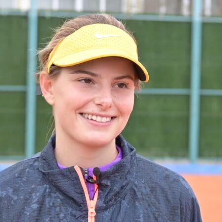 Теннисистка Завацкая выиграла матч против дочери победительницы турнира Grand Slam и прошла в основной этап соревнований в Руане.