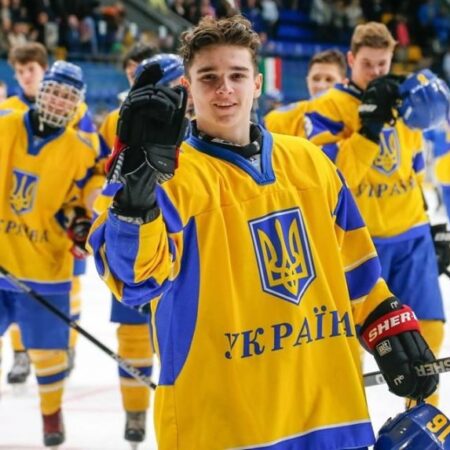 На чемпионате мира по хоккею Украина одержала победу во втором матче турнира.