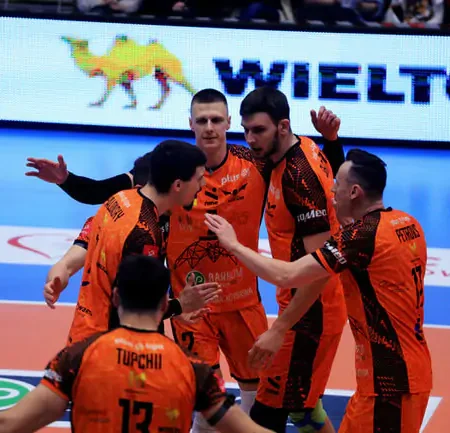 Команда «Барком-Кажаны» потерпела крупное поражение в первом матче плей-офф чемпионата Польши.