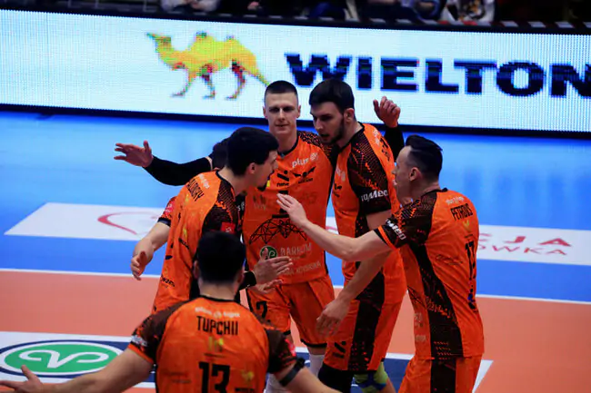 Команда "Барком-Кажаны" потерпела крупное поражение в первом матче плей-офф чемпионата Польши.