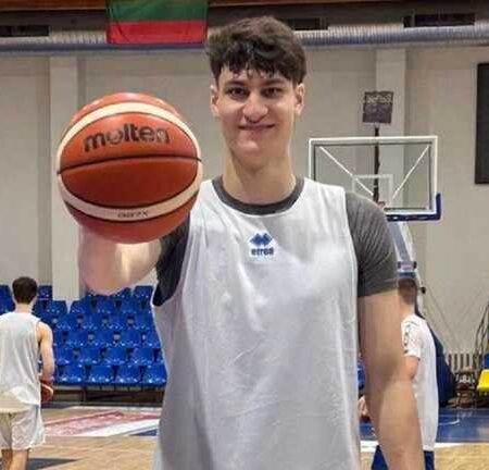 Сын Виталия Кличко включен в состав украинской команды U-20 для участия в чемпионате Европы по баскетболу.